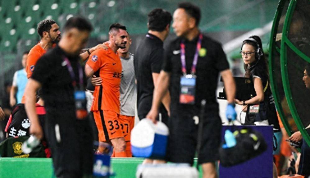 云南队后卫受伤，球队争取通过补充优秀球员稳住局势