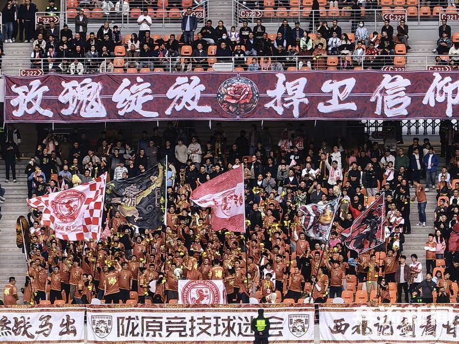 球迷们欢呼雀跃，看着球员们奋战赛场，不禁为之振奋