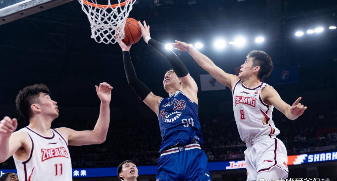 上海男篮在场上发挥出色赢得了士气