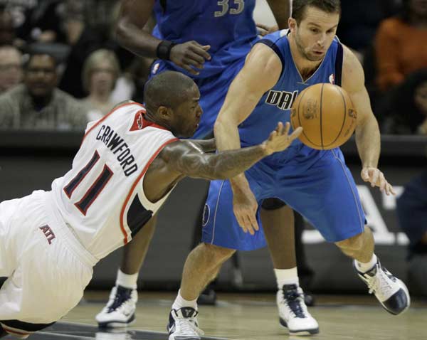 老鹰击败小牛,取得胜利 老鹰击败小牛,取得胜利